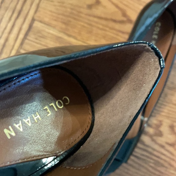 COLE HAAN BLACK PATENT LEATHER PEEP TOE HEELED PUMP. Size 6 - Picture 8 of 13